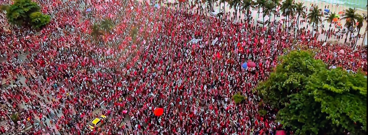 Ato de apoio à reeleição de Lula reúne milhares de apoiadores em Copacabana, no Rio