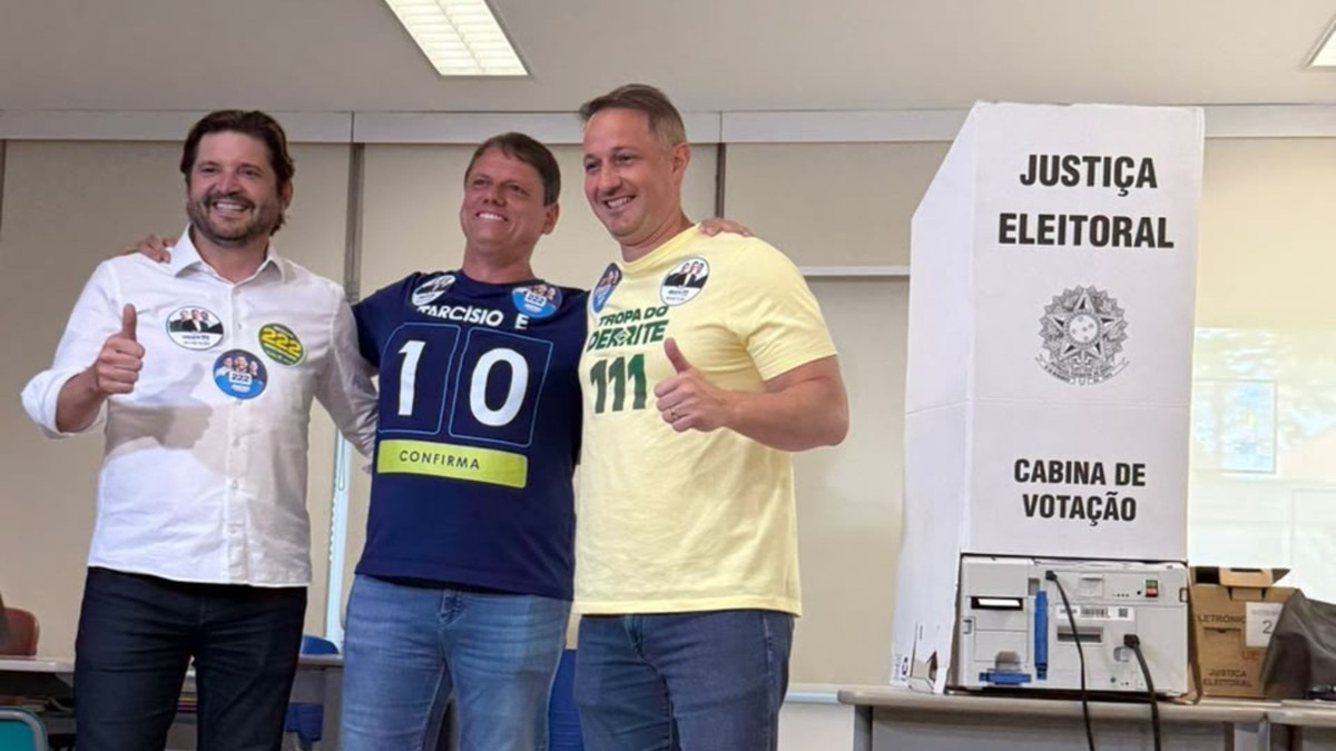 Tarcísio de Freitas vota em São Paulo acompanhado de aliados e familiares