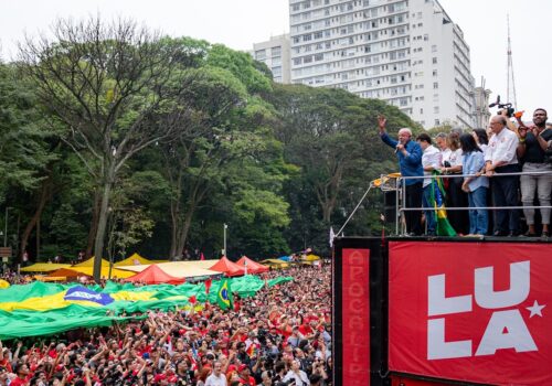 Em ato na av. Paulista, Lula critica intervenção do Judiciário na eleição