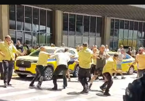 Reorganização dos pontos de táxi gera insatisfação entre motoristas no Aeroporto Tom Jobim; entenda o que muda para passageiros