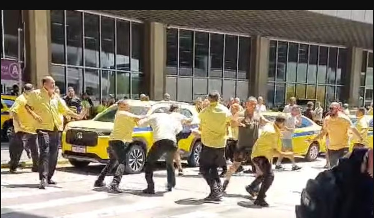 Reorganização dos pontos de táxi gera insatisfação entre motoristas no Aeroporto Tom Jobim; entenda o que muda para passageiros