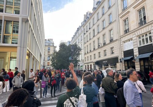 Brasileiros enfrentam mais de duas horas de fila para votar na França; veja vídeo