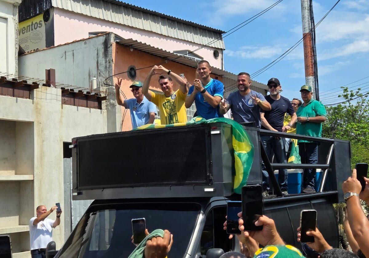 Flávio Bolsonaro participa de carreata em São Gonçalo e diz que, se eleito, vai receber a faixa presidencial do pai