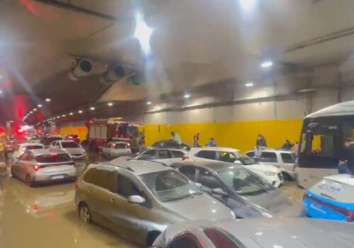 Túnel do Anhangabaú (SP) fica alagado e deixa motoristas ilhados; veja vídeo