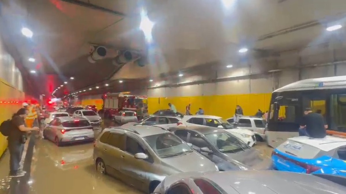 Túnel do Anhangabaú (SP) fica alagado e deixa motoristas ilhados; veja vídeo