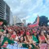 Ato pró-Lula reúne milhares de pessoas e artistas na Praia de Copacabana, no Rio