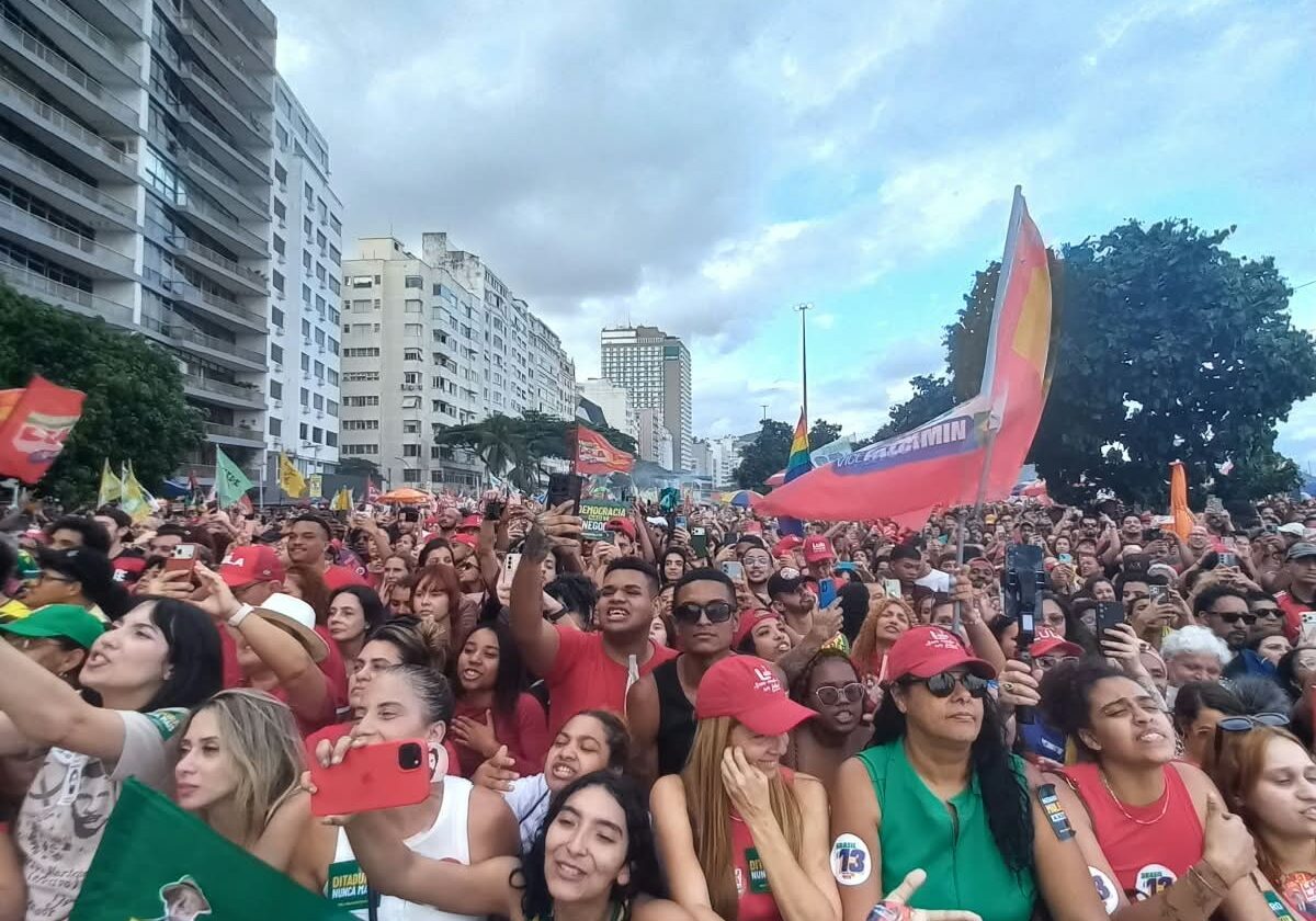 Ato pró-Lula reúne milhares de pessoas e artistas na Praia de Copacabana, no Rio