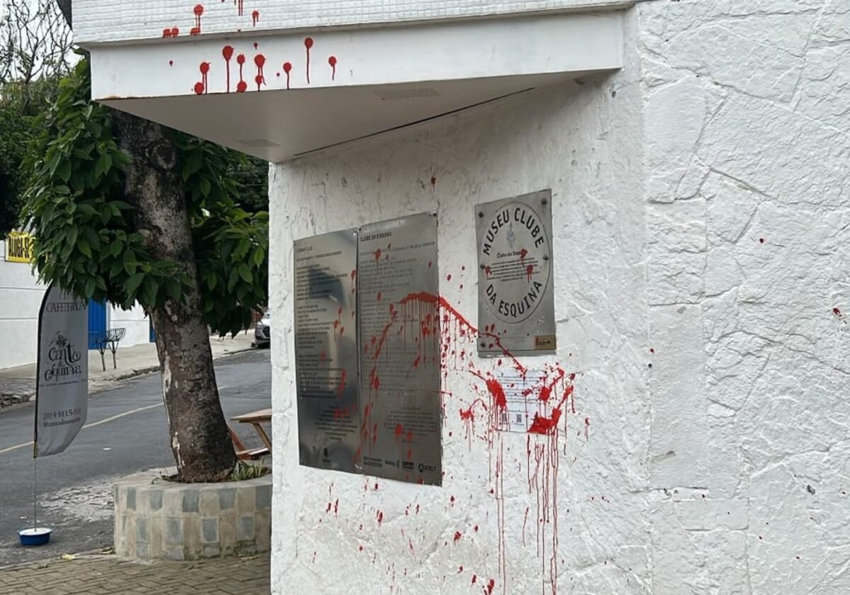Esquina do Clube da Esquina amanhece vandalizada com tinta vermelha em Belo Horizonte