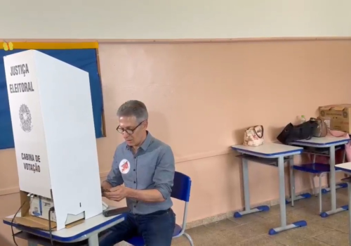 TRE-MG transfere investigação de uso de celular na cabine de votação por Zema para Zona Eleitoral de Araxá
